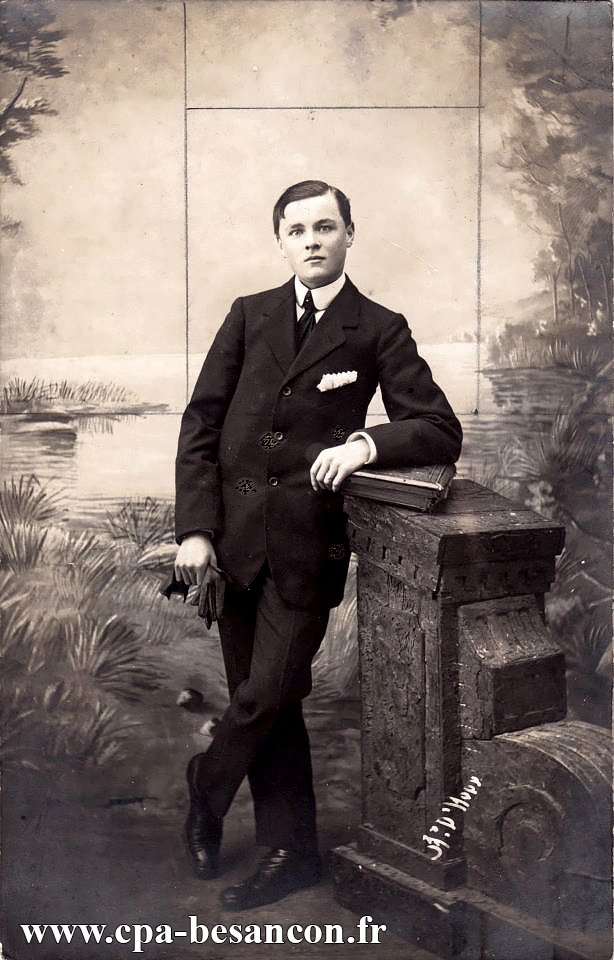 BESANÇON - Portrait de jeune homme